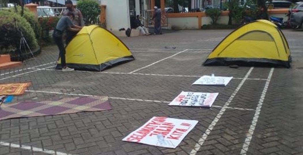 Pengunjuk rasa sempat mendirikan tenda di pekarangan Gedung DPRD Hulu Sungai Utara (HSU).