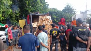 truk terbalik