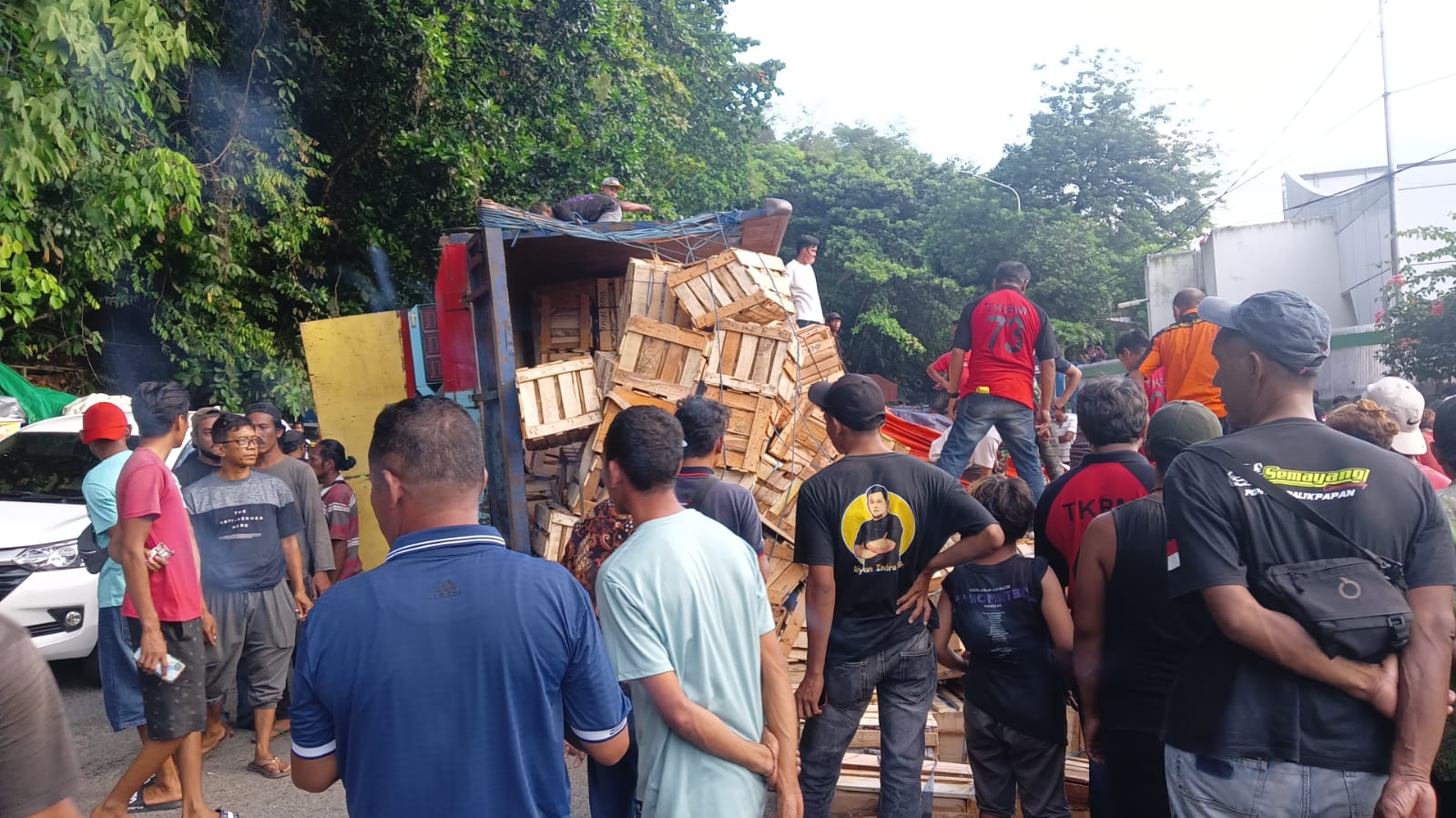 truk terbalik