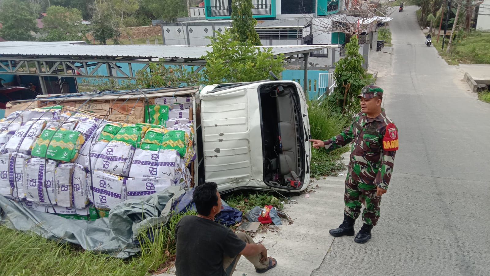 truk terbalik