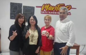 Walikota Bandung M. Farhan, (kemeja putih) salah satu pelanggan sate kambing Manteep