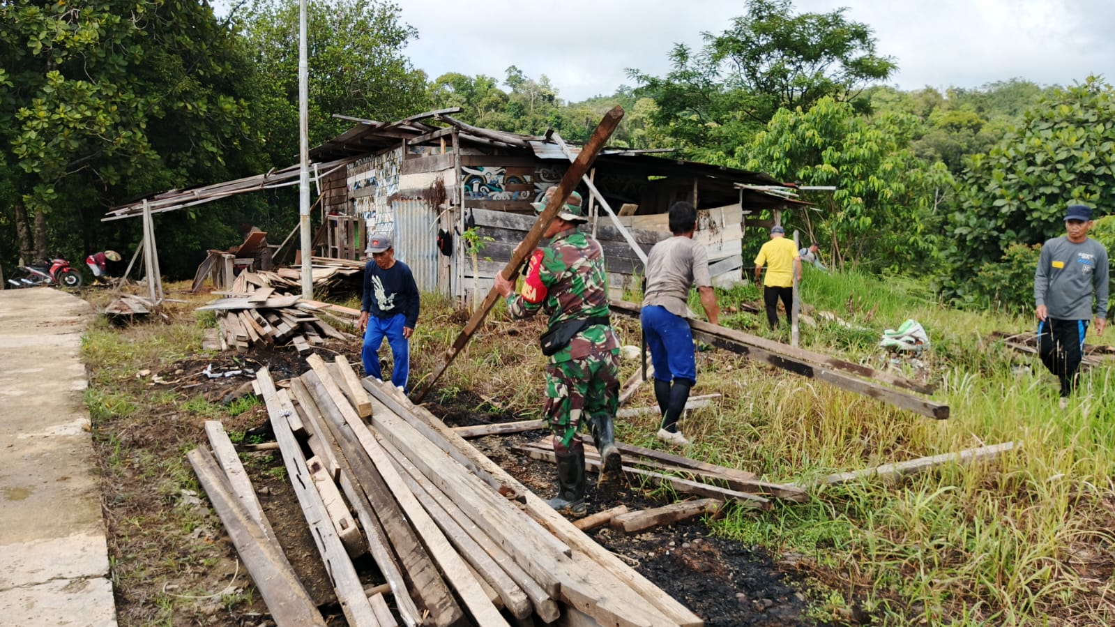 gotong royong TNI di perbatasan