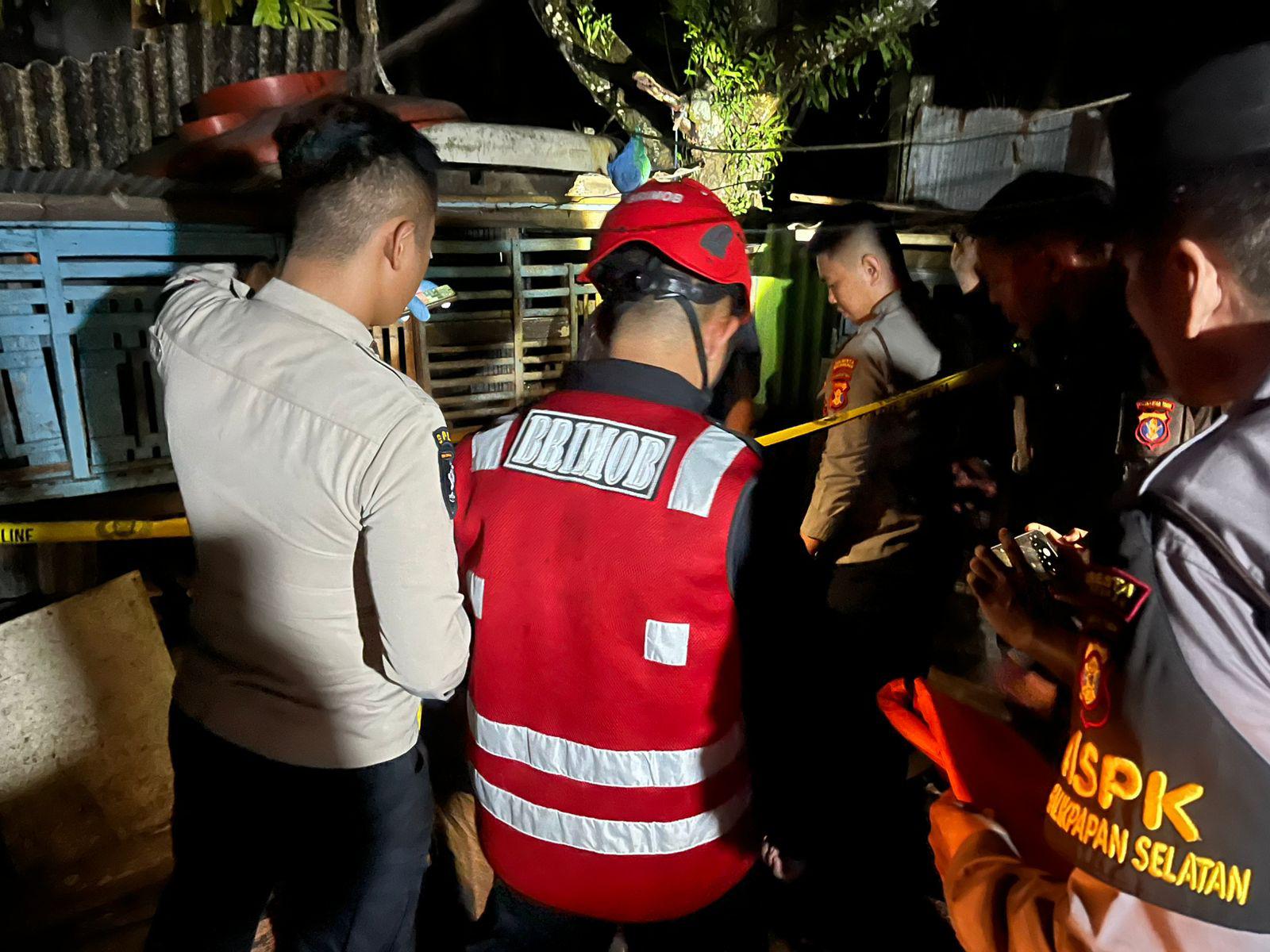 Brimob bantu evakuasi warga