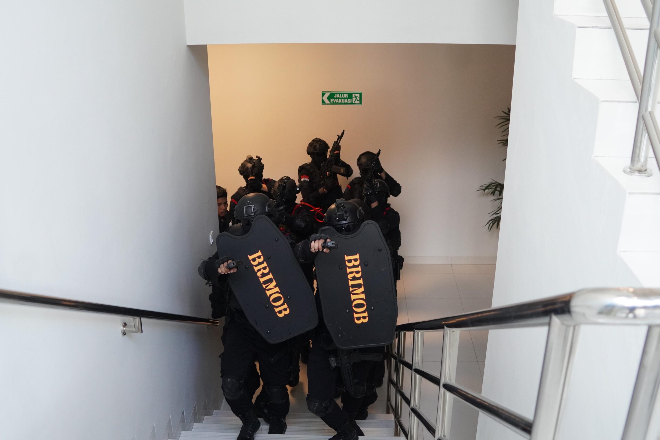 simulasi pengamanan aksi unjuk rasa