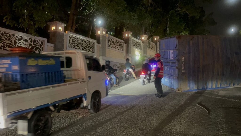 Truk terguling di MT Haryono