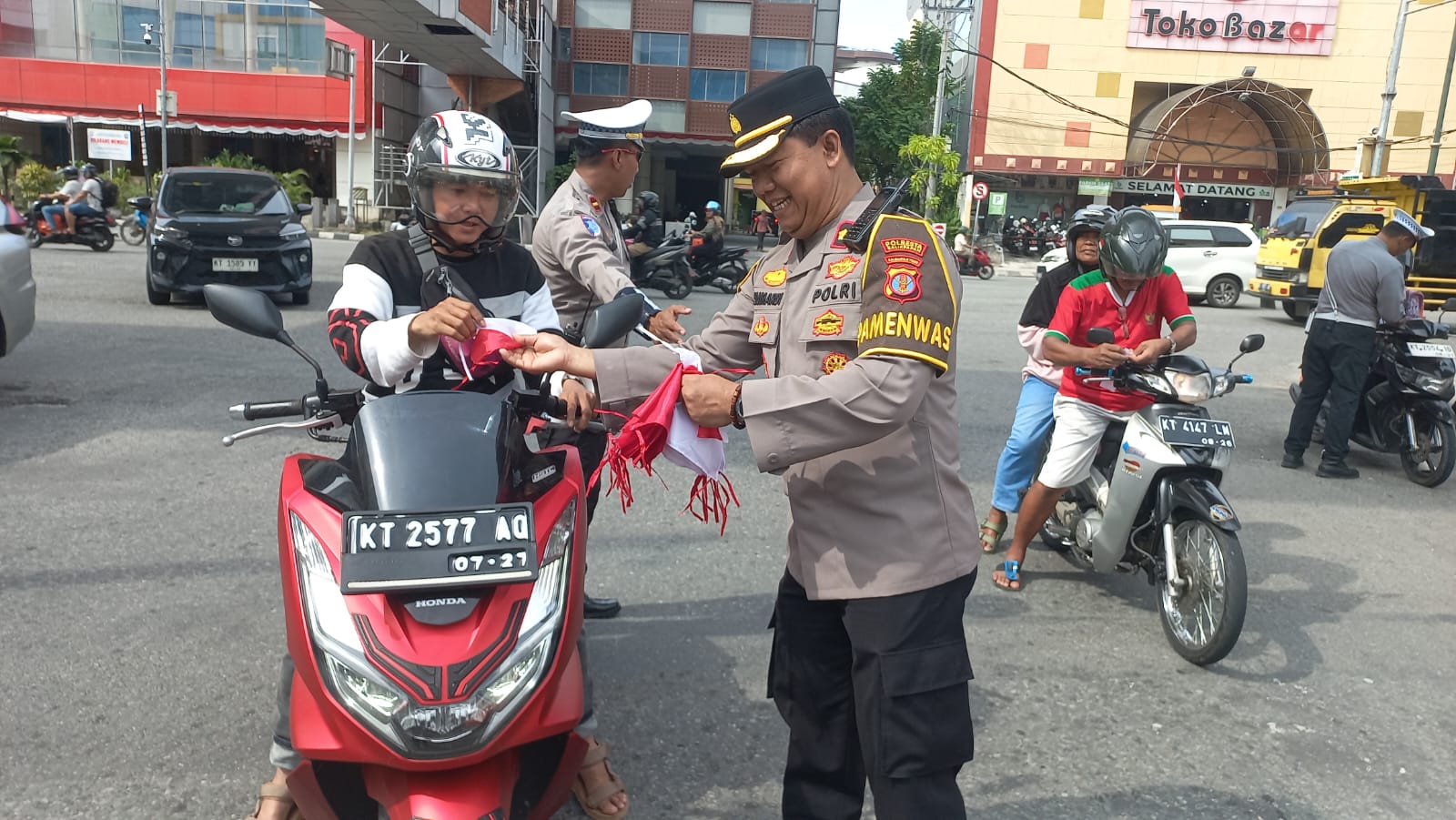 Kapolresta Balikpapan bagikan bendera