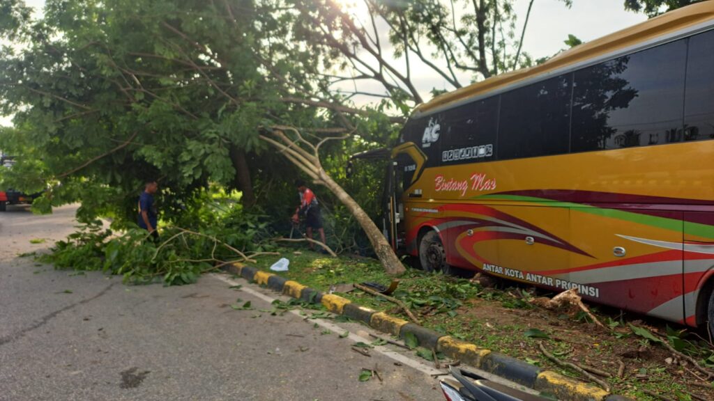 Bus kecelakaan Penajam Paser Utara