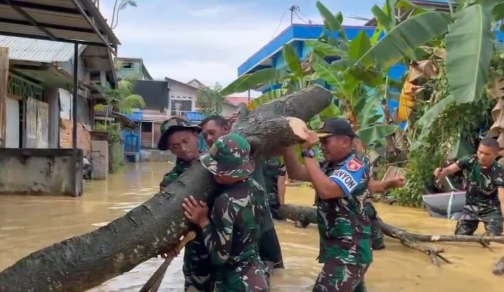 TNI bantu banjir Bontang