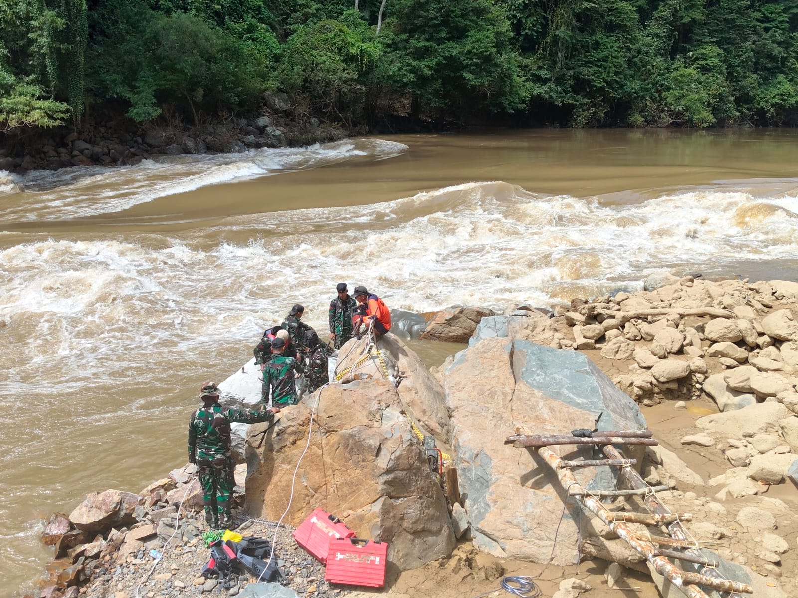 Peledakan batu giram Sungai Bahau