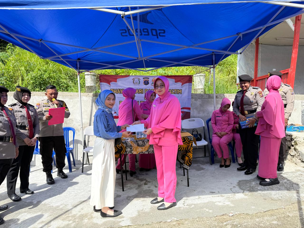 Polwan Kaltim berbagi