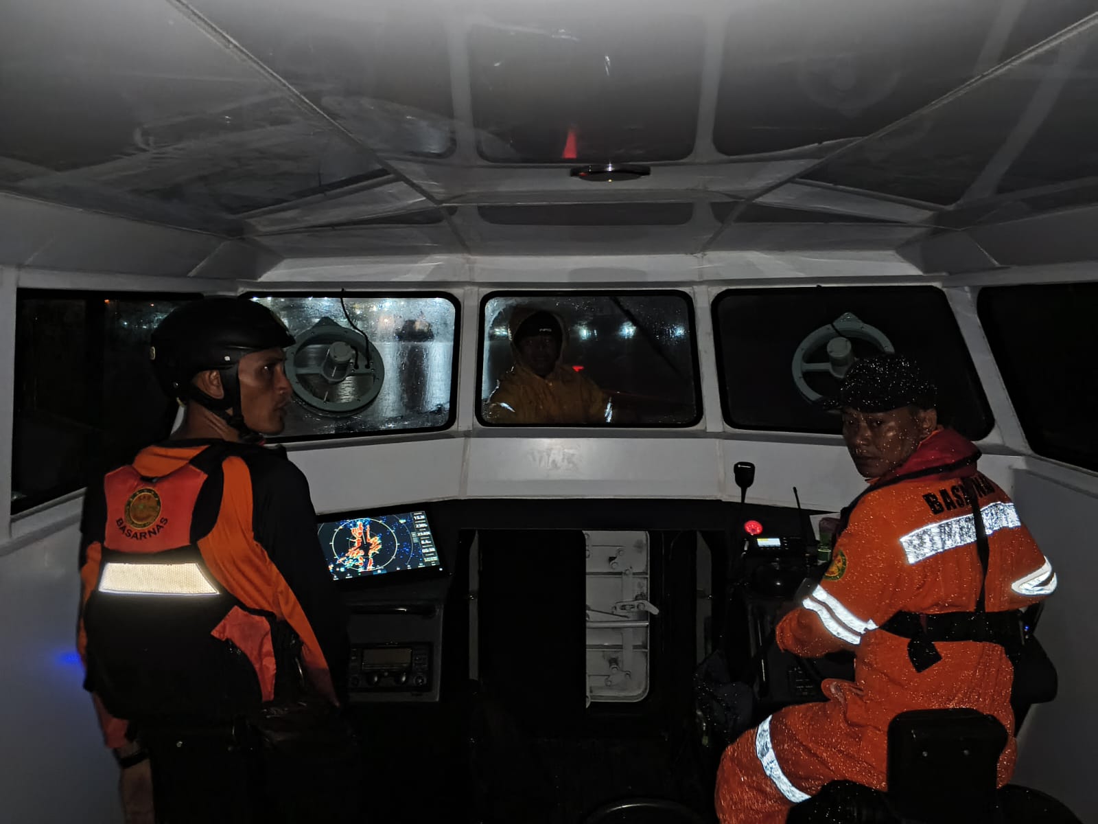 kapal pemancing bocor