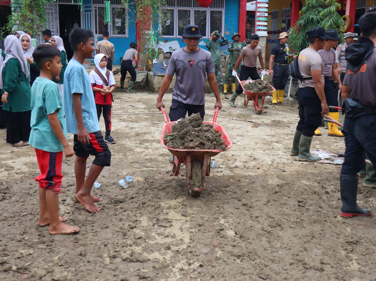 Brimob Kaltim bantu Aceh