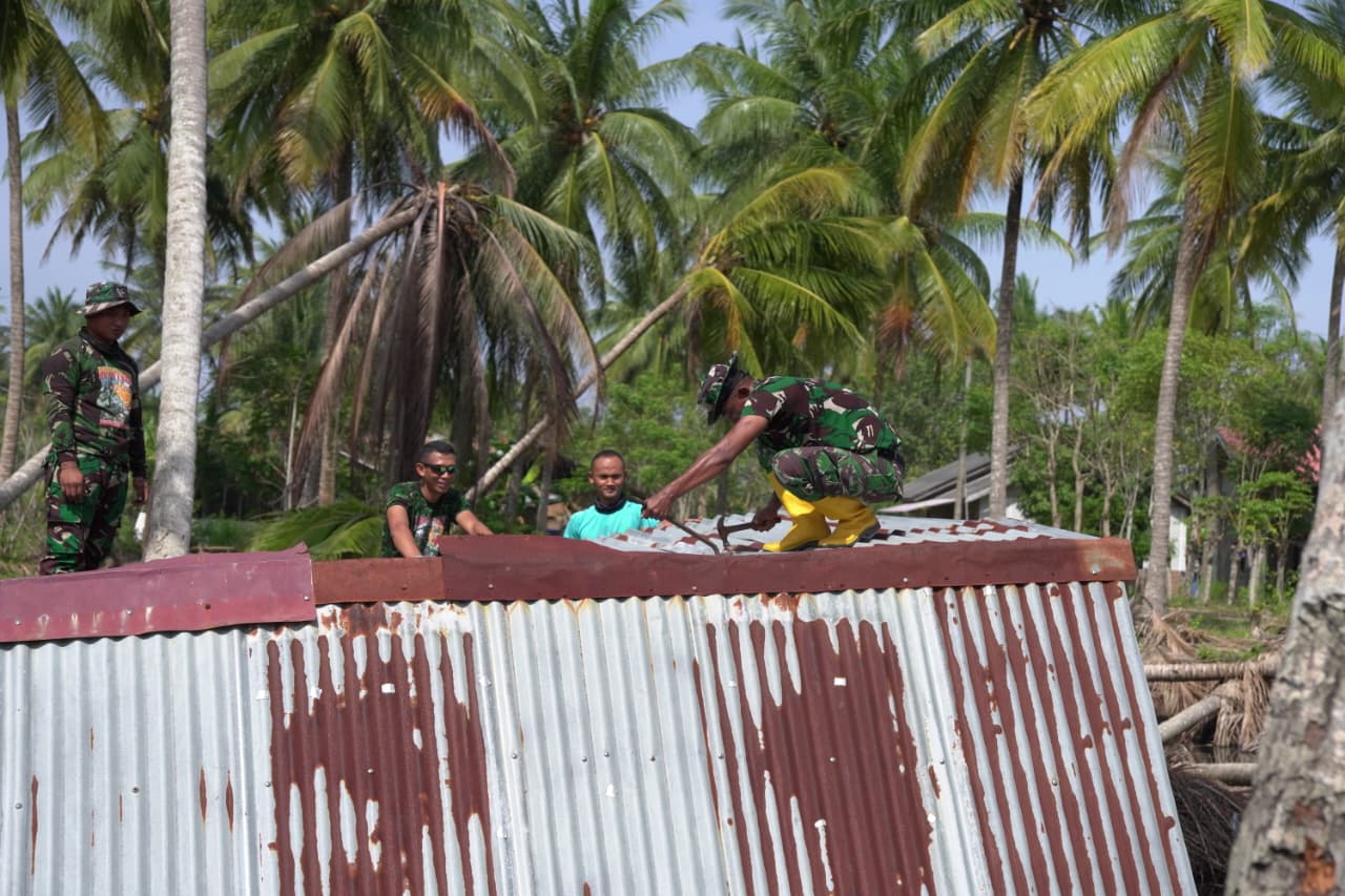 TNI bantu korban banjir Aceh
