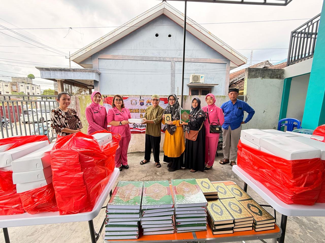 Polwan Polda Kaltim berbagi