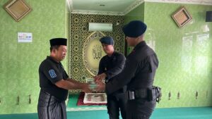 Brimob Kaltim berbagi Al Quran,