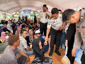 Kepala Lapas Banjarmasin, Akhmad Herriansyah saat memberikan memberikan makanan ringan pada saat kunjungan Lapas Banjarmasin, Senin (23/3/2026).