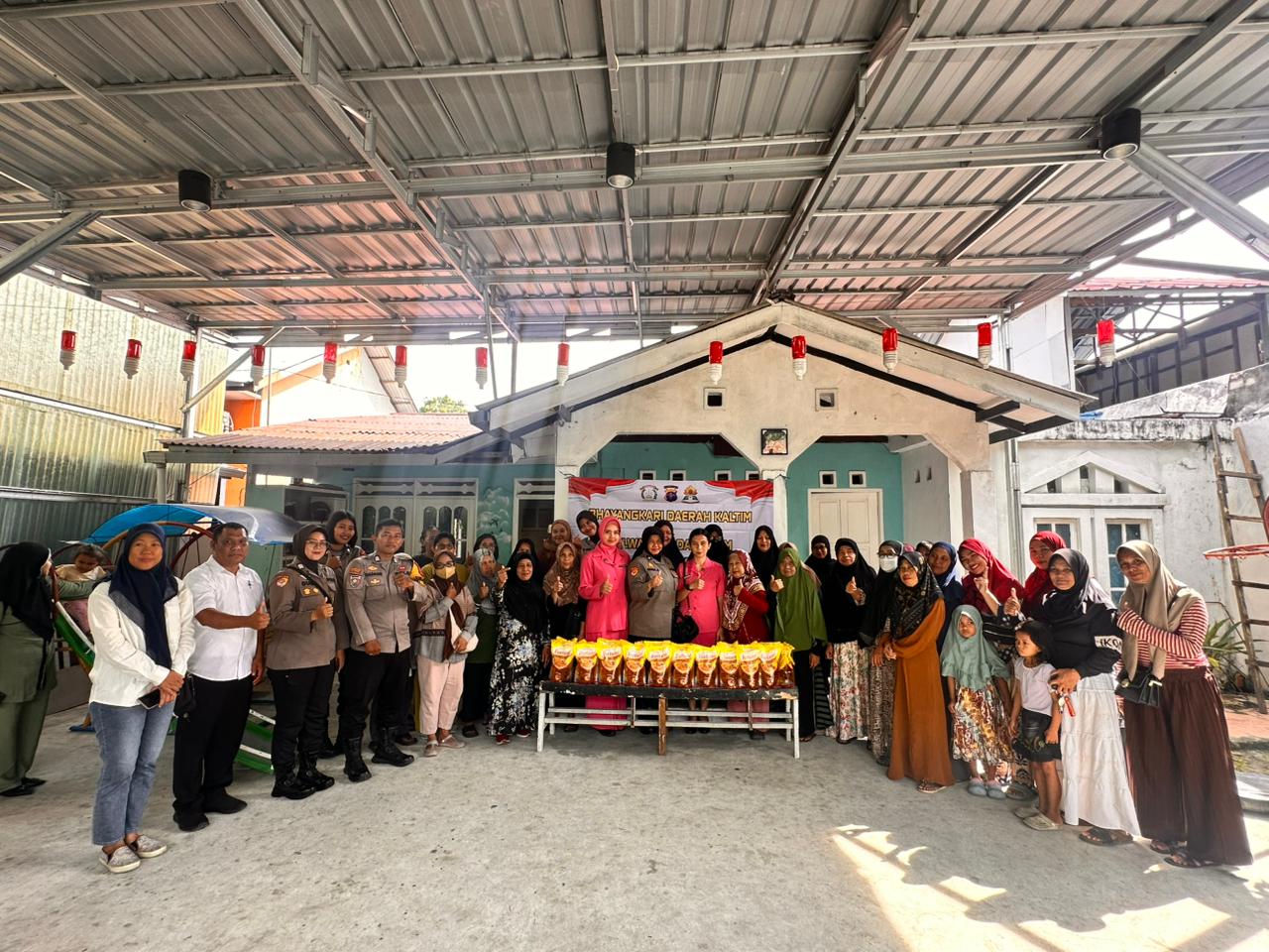 Polwan Polda Kaltim berbagi
