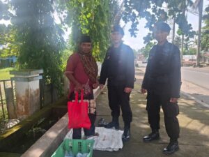 Brimob Paser bagi sembako Ramadan