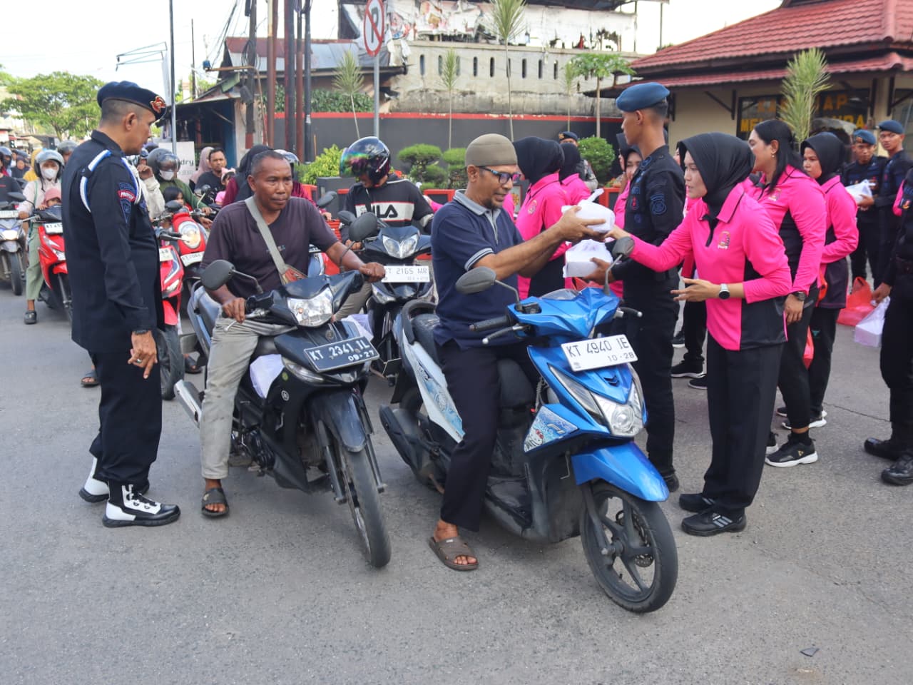 Brimob Batalyon B Pelopor berbagi takjil