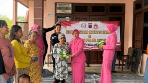 Polwan Polda Kaltim berbagi