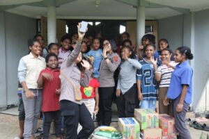 Satgas Damai Cartenz bantuan sosial