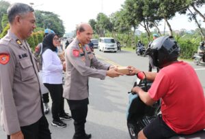 Polda Kaltim bagi takjil