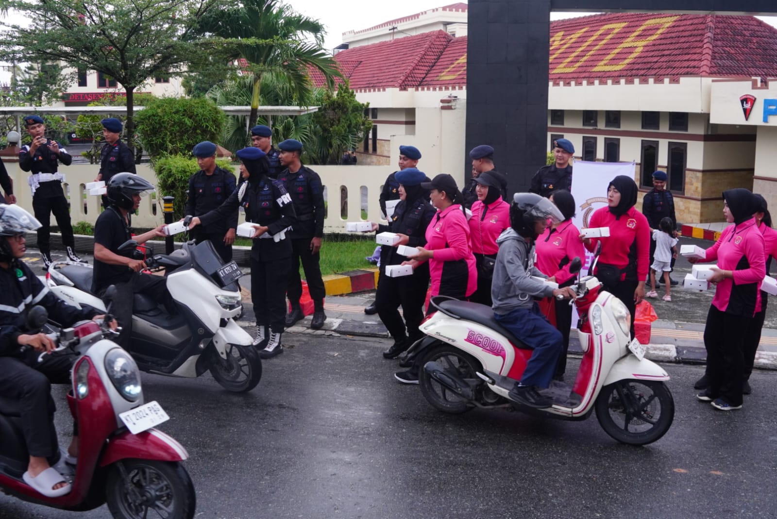 Brimob Polda Kaltim berbagi takjil