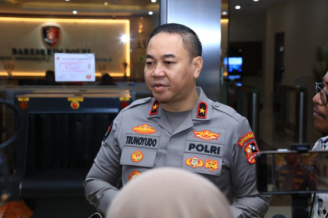 Personel Polri disiapkan di Mako Brimob sebelum diberangkatkan ke Papua Tengah dan Maluku Utara untuk memperkuat pengamanan wilayah.