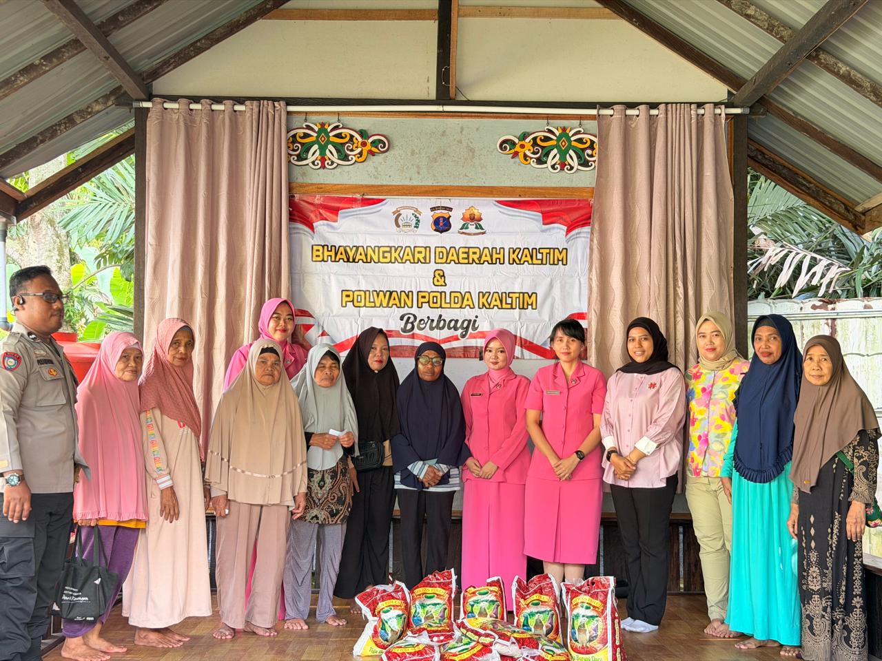 Polwan Polda Kaltim berbagi