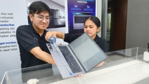 ASUS ExpertBook Ultra merupakan puncak tertinggi dari rekayasa ASUS salah satunya tahan terhadap air, Kamis (7/5/2026).