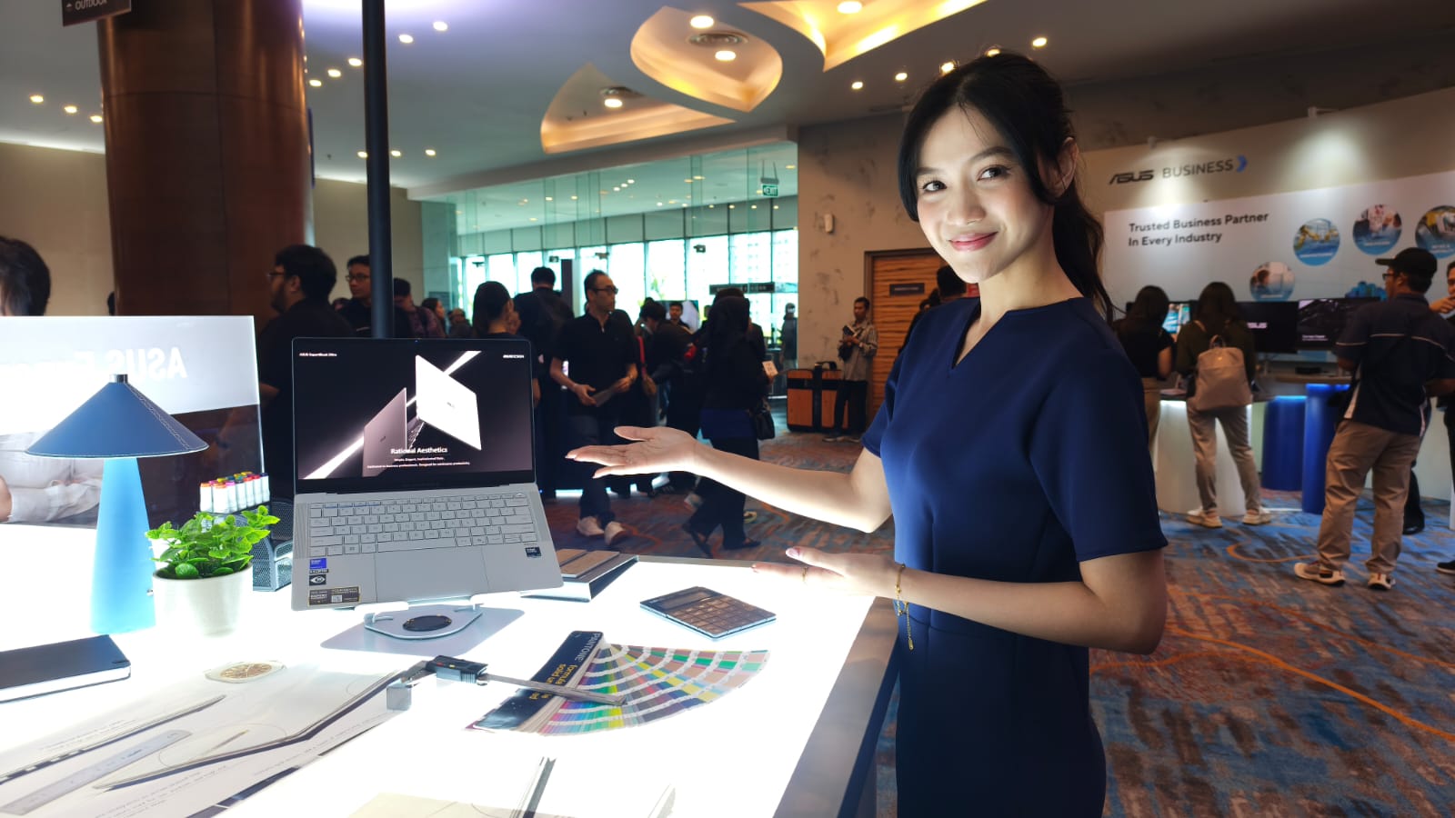ASUS memperkenalkan ASUS ExpertBook Ultra sebagai laptop bisnis premium terbaru yang dirancang untuk menjawab kebutuhan profesional modern dengan mobilitas tinggi, Kamis (7/5/2026).