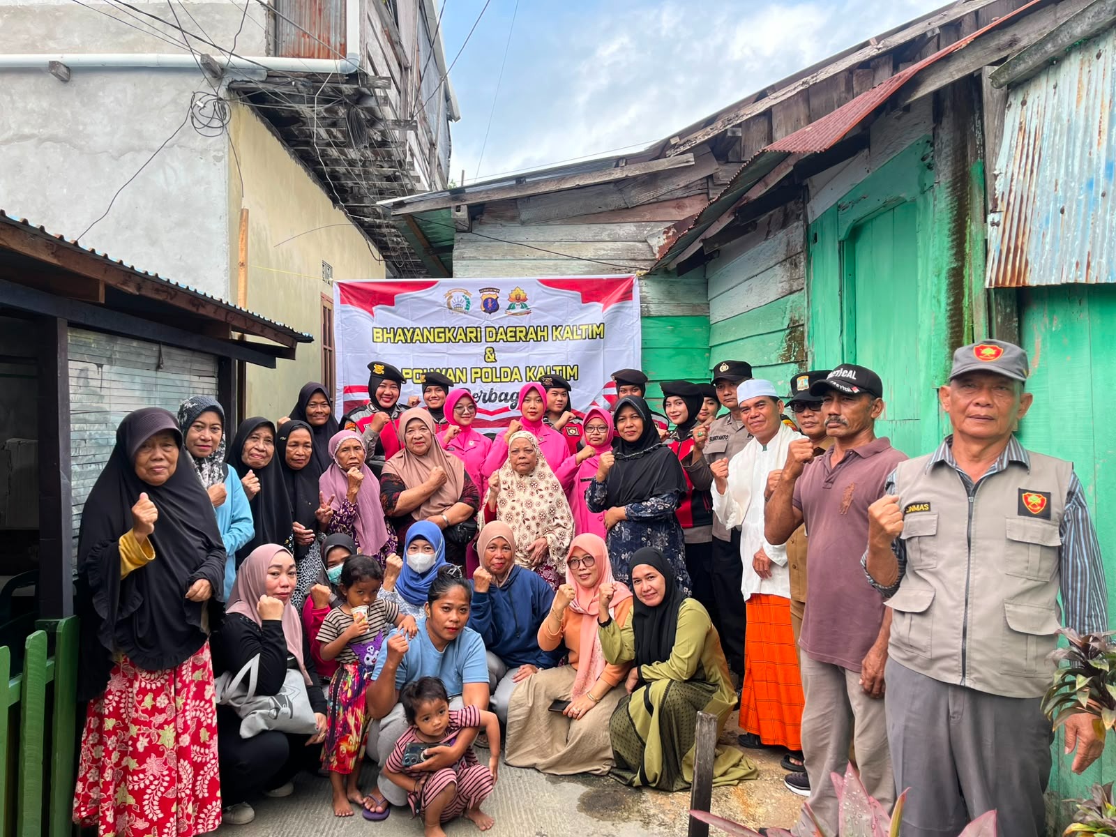 Polwan Polda Kaltim Berbagi